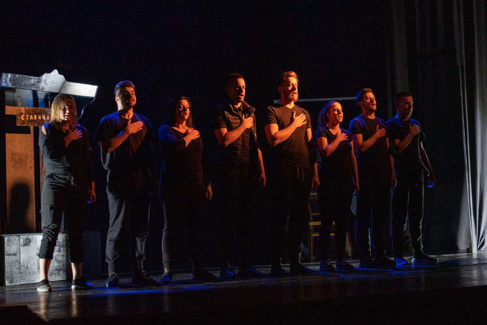 Slika sa predstave Noćni prevoz i stanica, Teatra Ulica