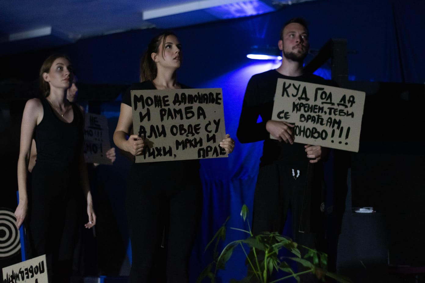 Slika sa predstave Noćni prevoz i stanica, Teatra Ulica