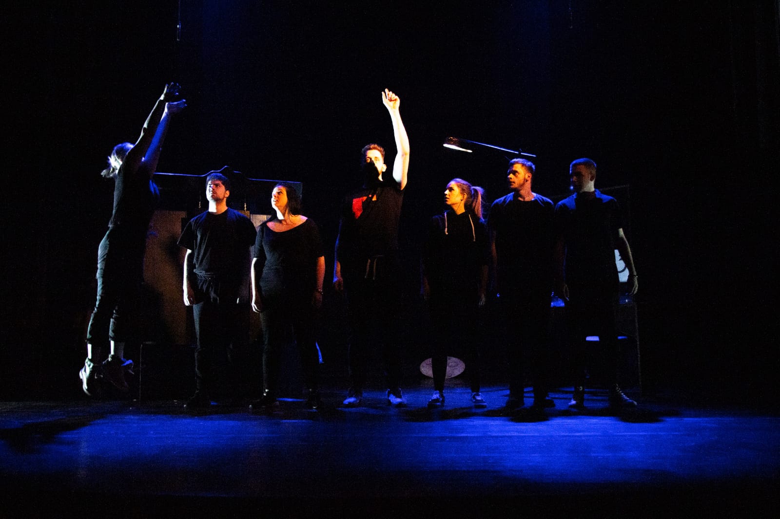 Slika sa predstave Noćni prevoz i stanica, Teatra Ulica